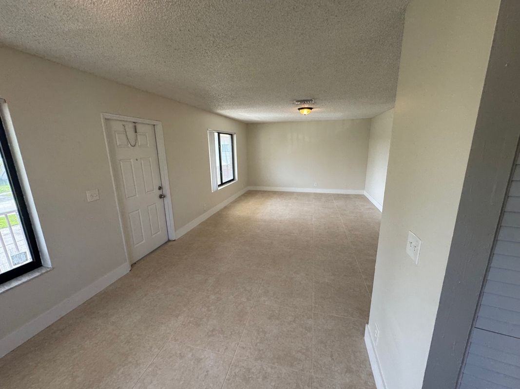 1121 W River Dr - Photo 5 of 41