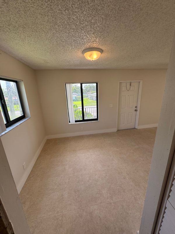 1121 W River Dr - Photo 6 of 41