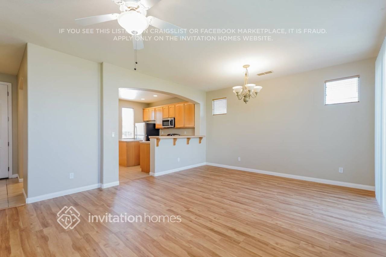 1901 Pyramid Creek Dr - Photo 3 of 17