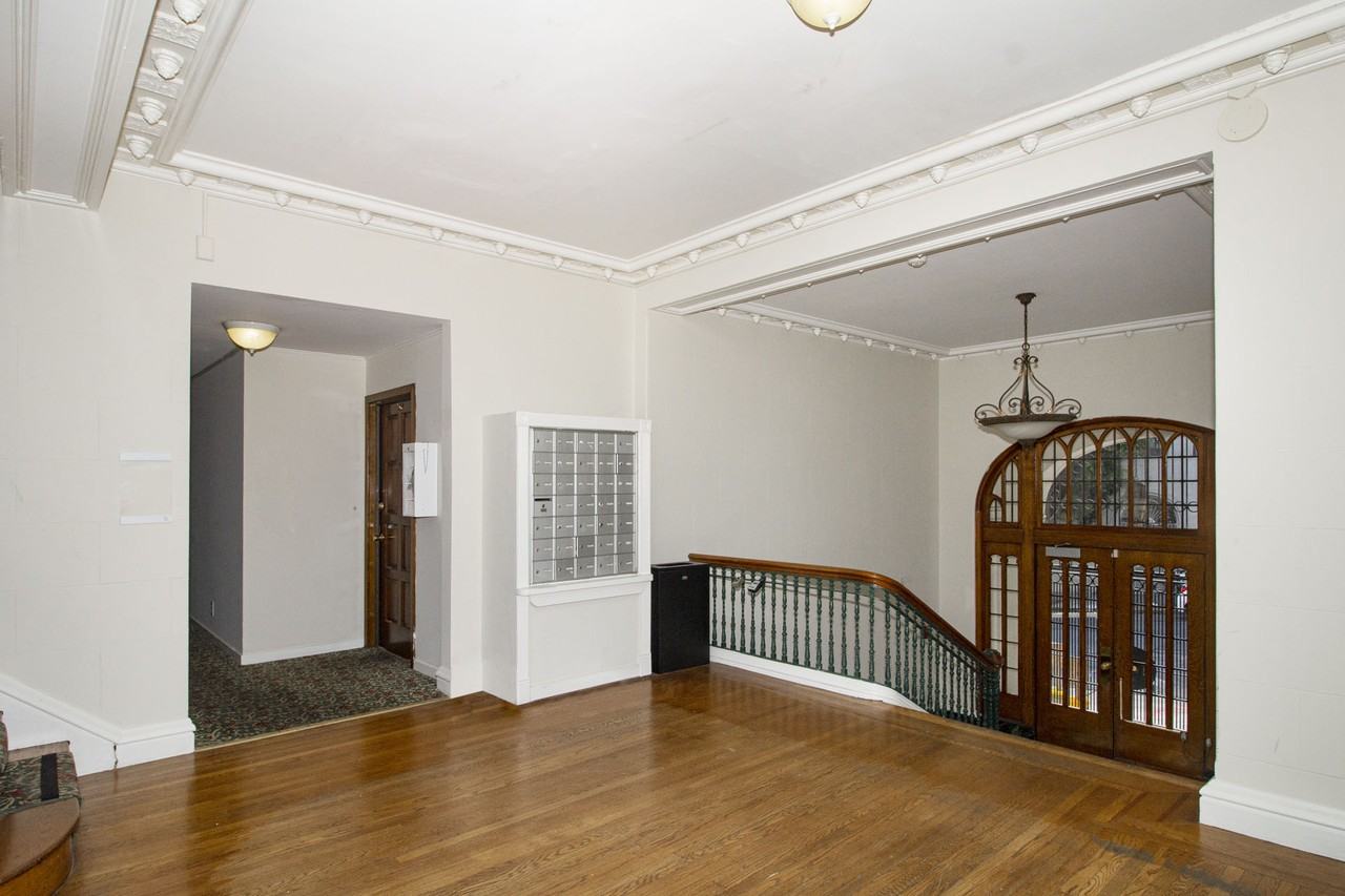 610 Leavenworth - Photo 3 of 4