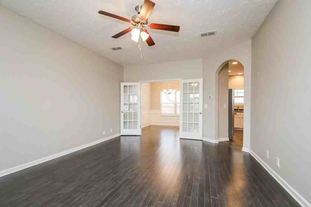 1728 Bellamy Ln - Photo 4 of 17