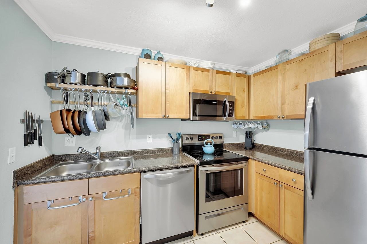 Seahorse Dr #H - Photo 7 of 35