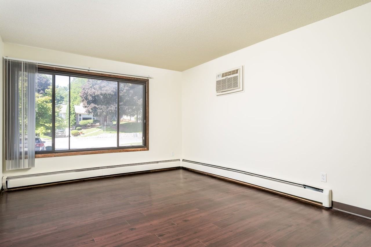 Xerxes Manor Apartments - Photo 2 of 13
