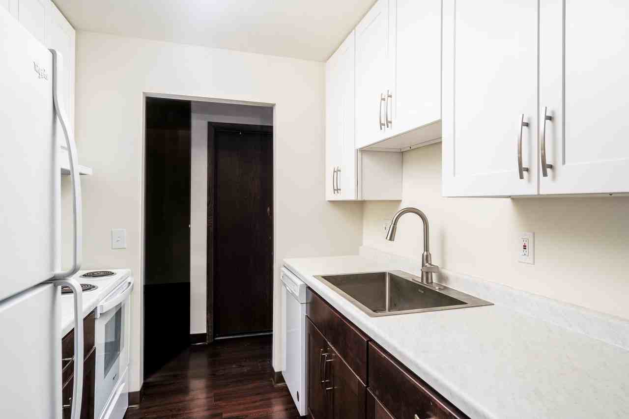 Xerxes Manor Apartments - Photo 3 of 13