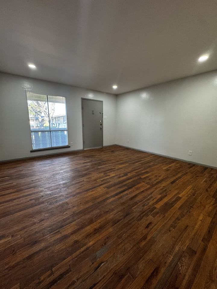 5646 Gaston Ave #203