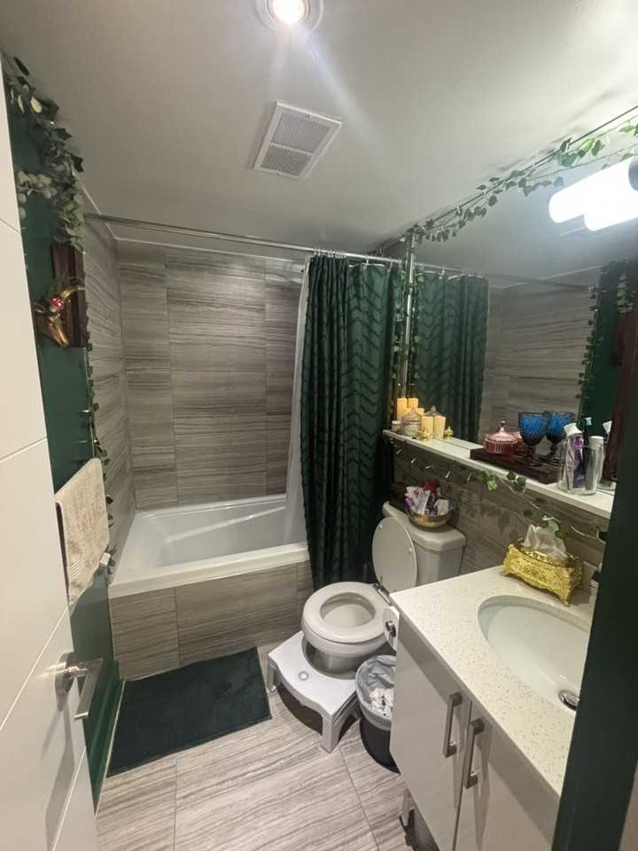 225 Davisville Ave - Photo 4 of 10