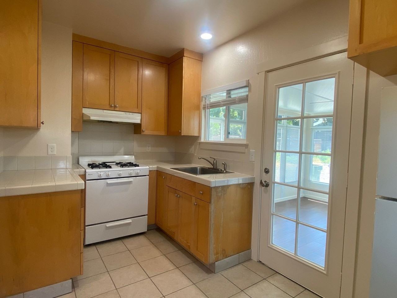 1034 W Julian St - Photo 2 of 7
