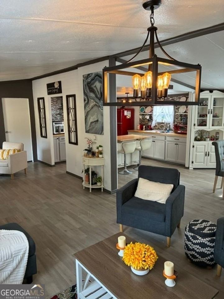 215 Lynn Dr - Photo 2 of 20