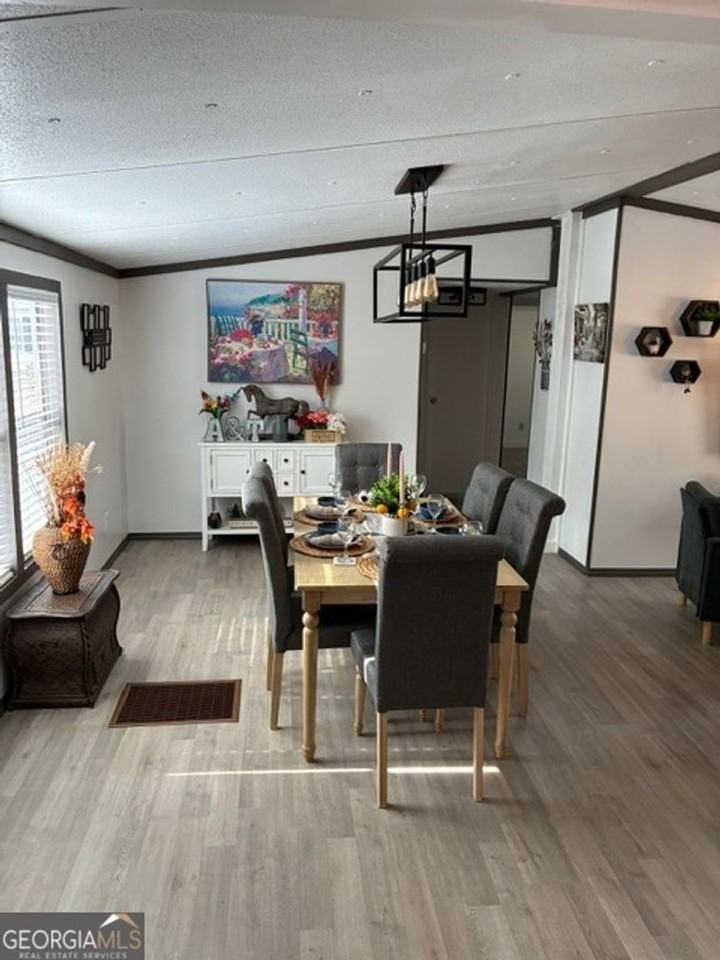 215 Lynn Dr - Photo 4 of 20