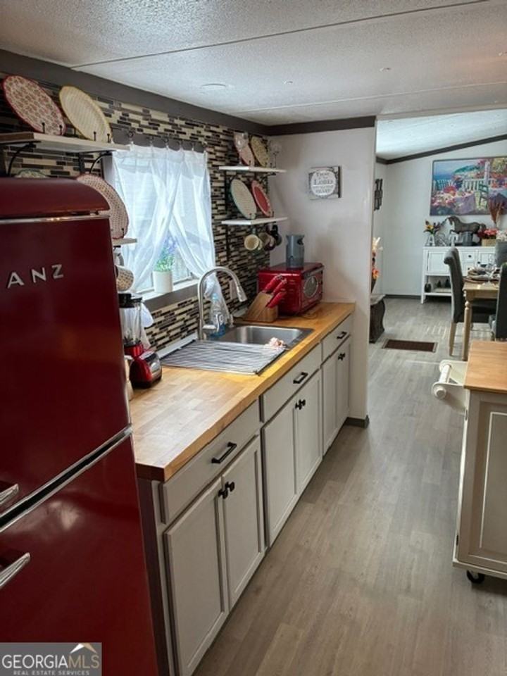 215 Lynn Dr - Photo 7 of 20