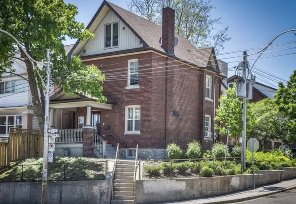 220 Keele St - Photo 4 of 5