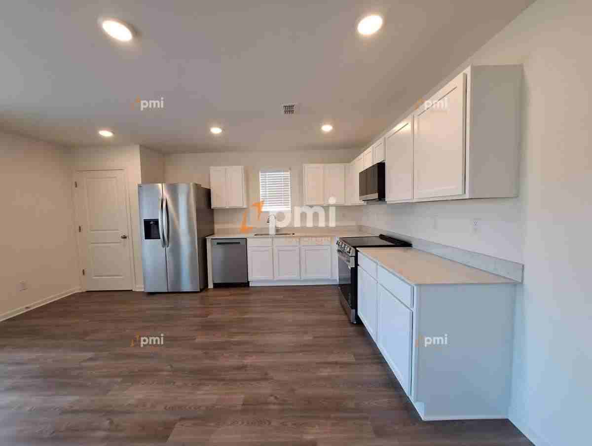 176 Kinsale Dr - Photo 3 of 10