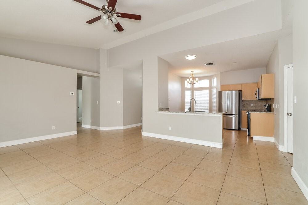 717 Modena St - Photo 4 of 16