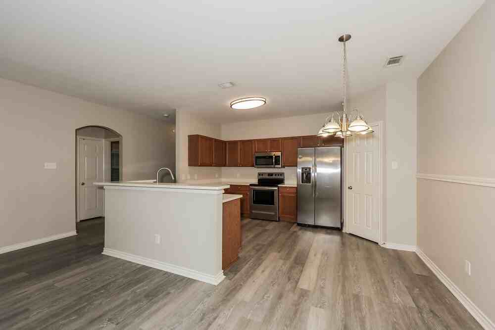 1106 Longhorn Ln - Photo 3 of 16