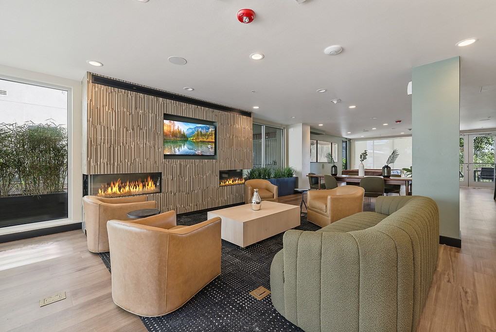 Emme - Photo 2 of 50