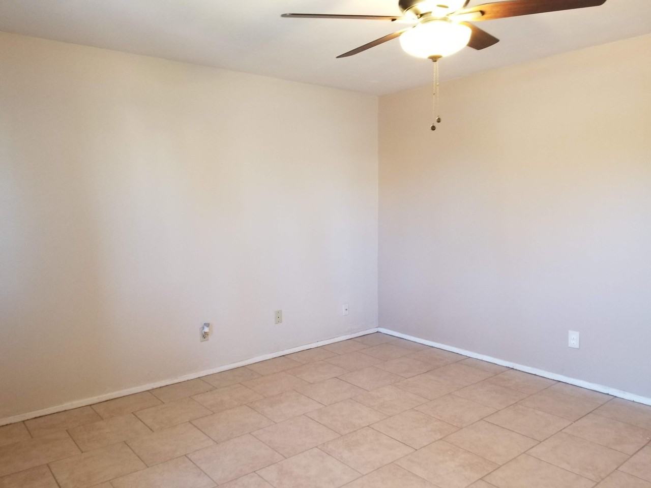 1017 E Alice Ave - Photo 4 of 26