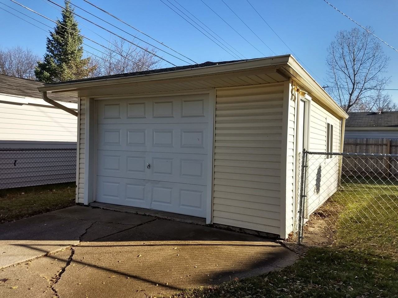 2001 Barrett Ave - Photo 6 of 17