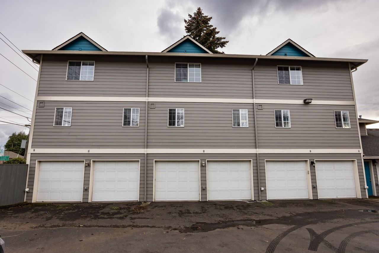 2774 E Mcloughlin Blvd - Photo 2 of 15