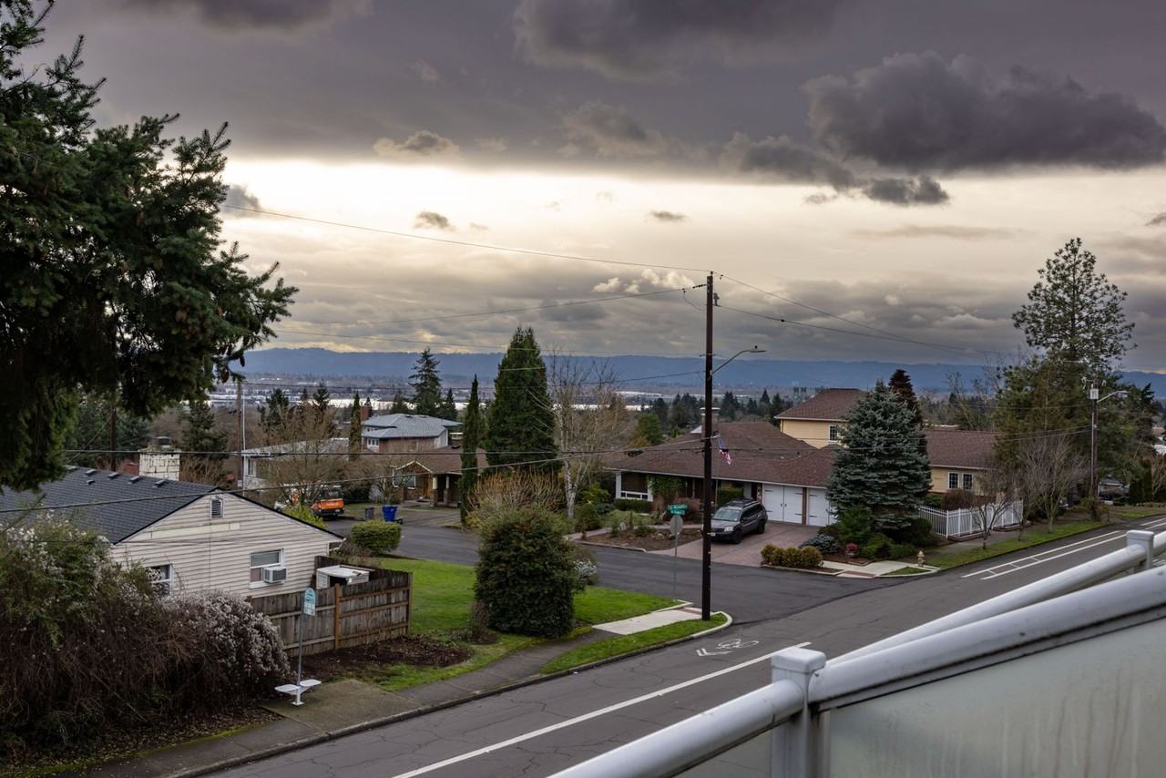 2774 E Mcloughlin Blvd - Photo 3 of 15