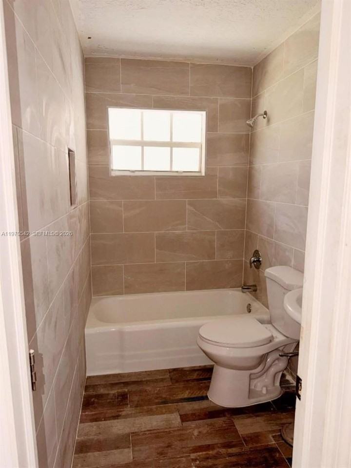 3048 Nw 20th St - Photo 5 of 8