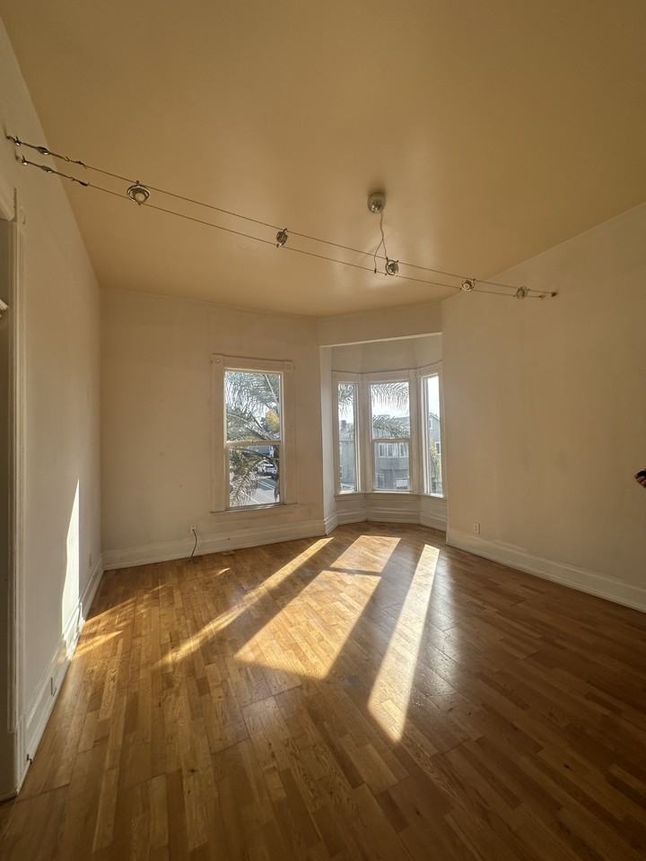 848 E 15th St #B - Photo 2 of 9