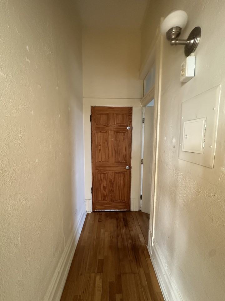 848 E 15th St #B - Photo 3 of 9