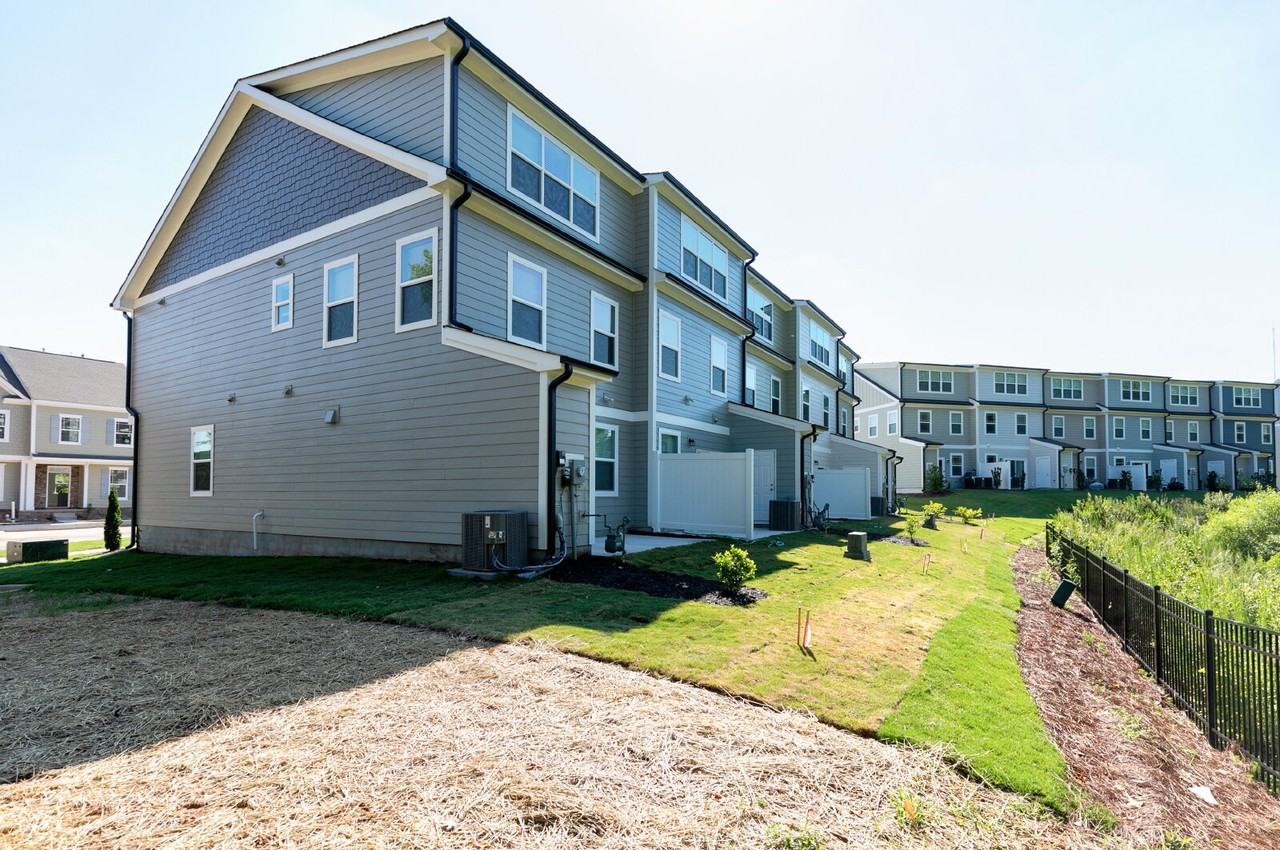 341 Old Grove Ln - Photo 4 of 38