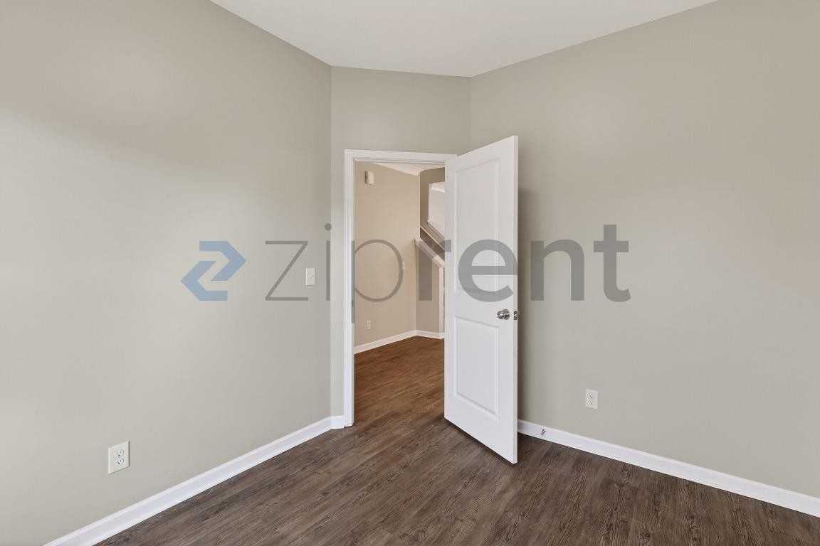 291 Ranlo Ave - Photo 4 of 25