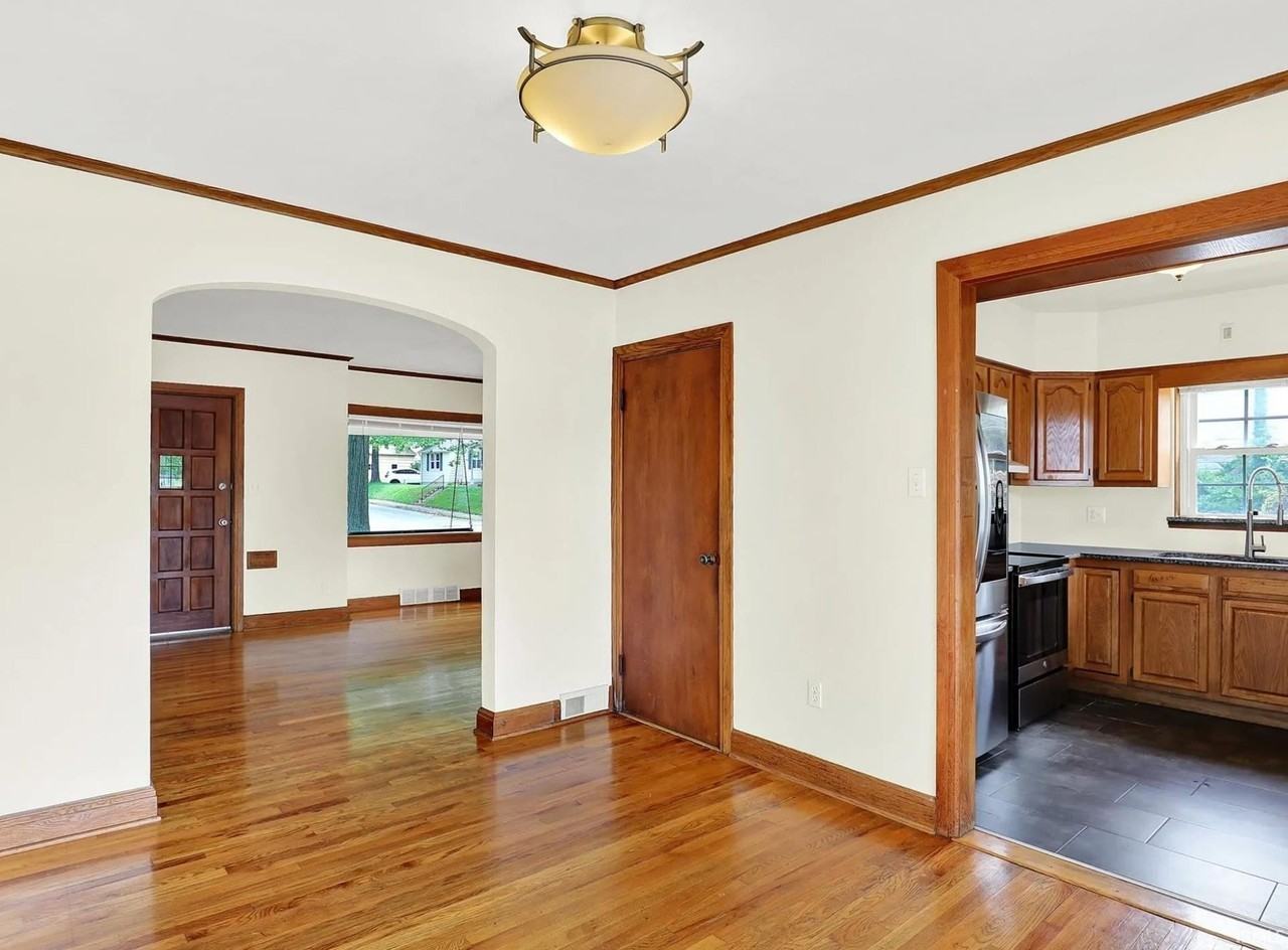 916 E Maxwell Ln - Photo 7 of 35