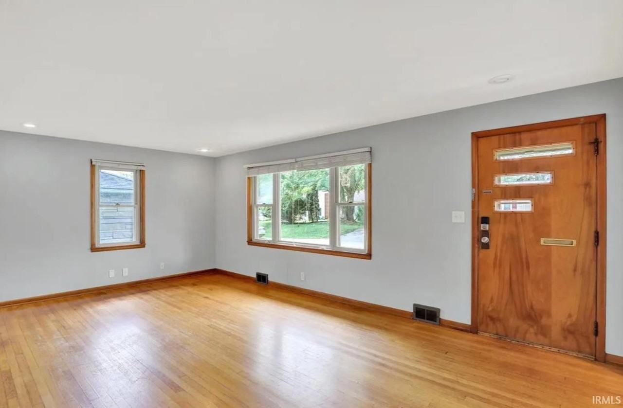 905 S Henderson St - Photo 3 of 26