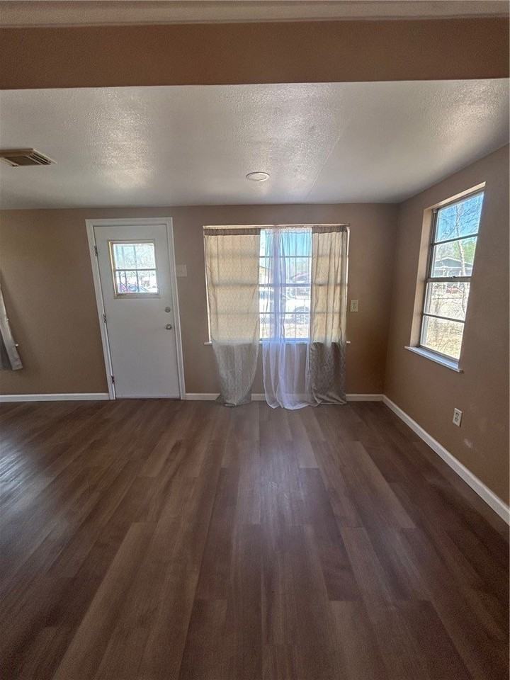 302 Se 2nd St - Photo 4 of 15