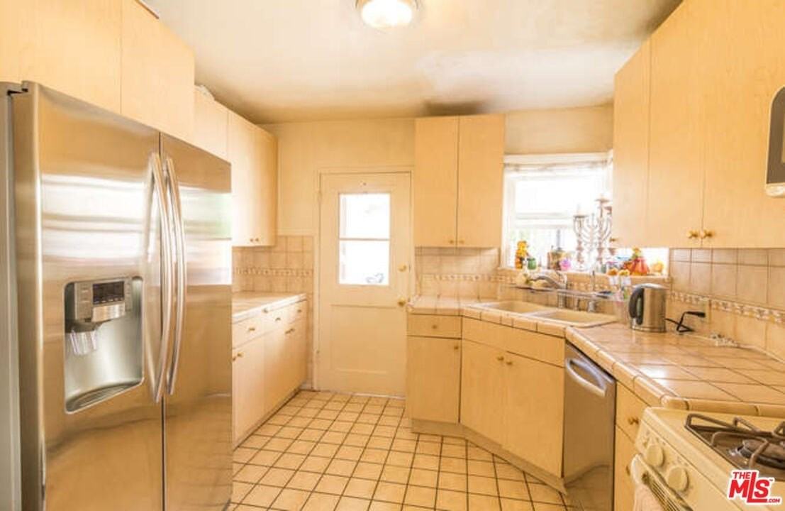 10773 Massachusetts Ave - Photo 7 of 10