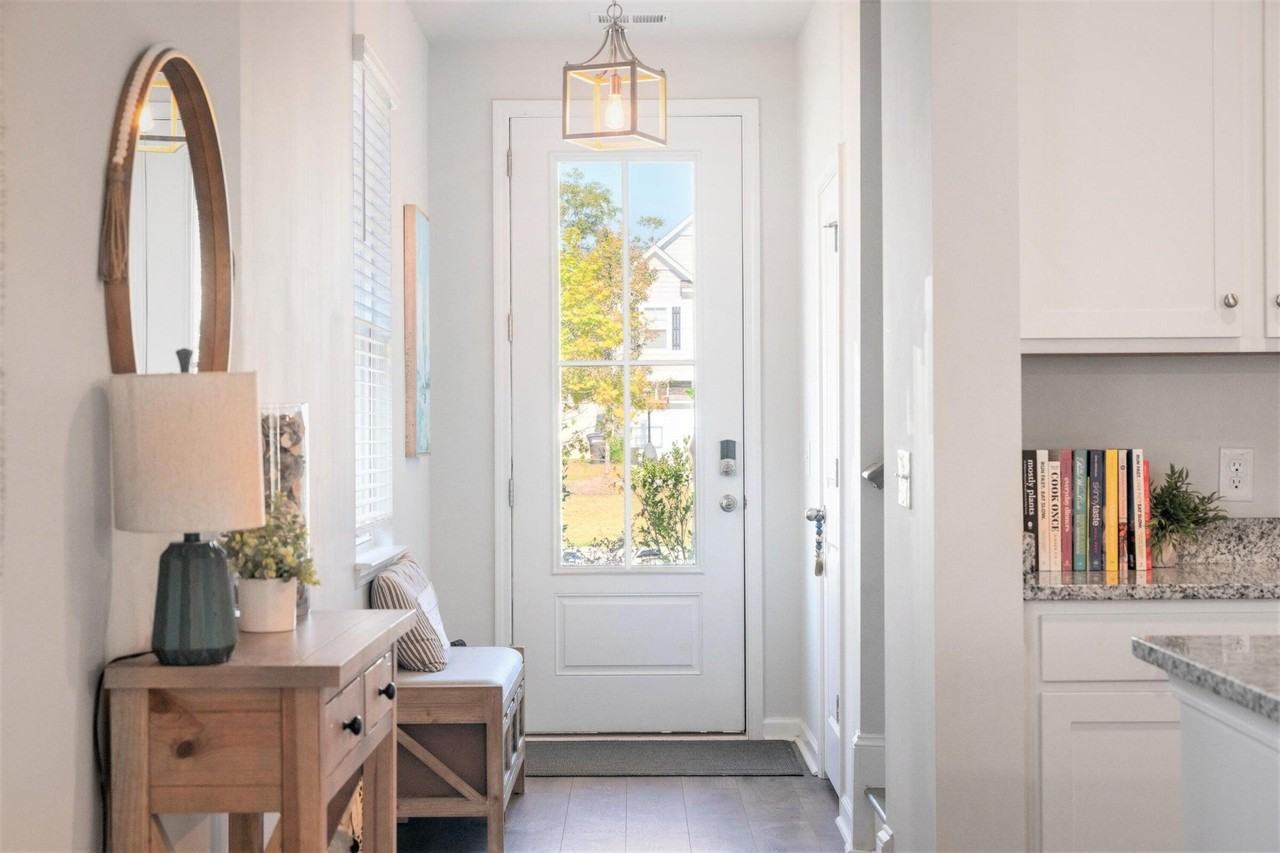 3921 Sawmill Ct - Photo 2 of 24