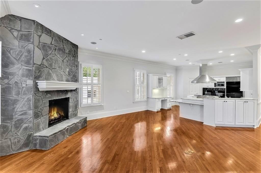 3657 Peachtree Rd Ne Apt 4b - Photo 2 of 31