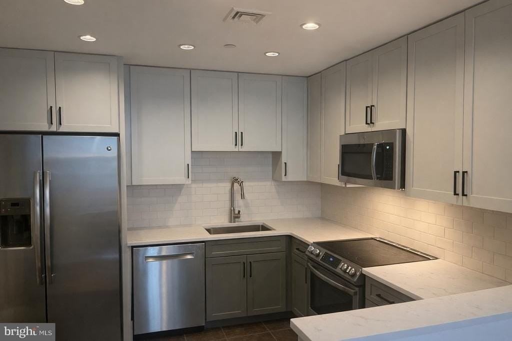 111 S 15th St #2312 - Photo 7 of 26