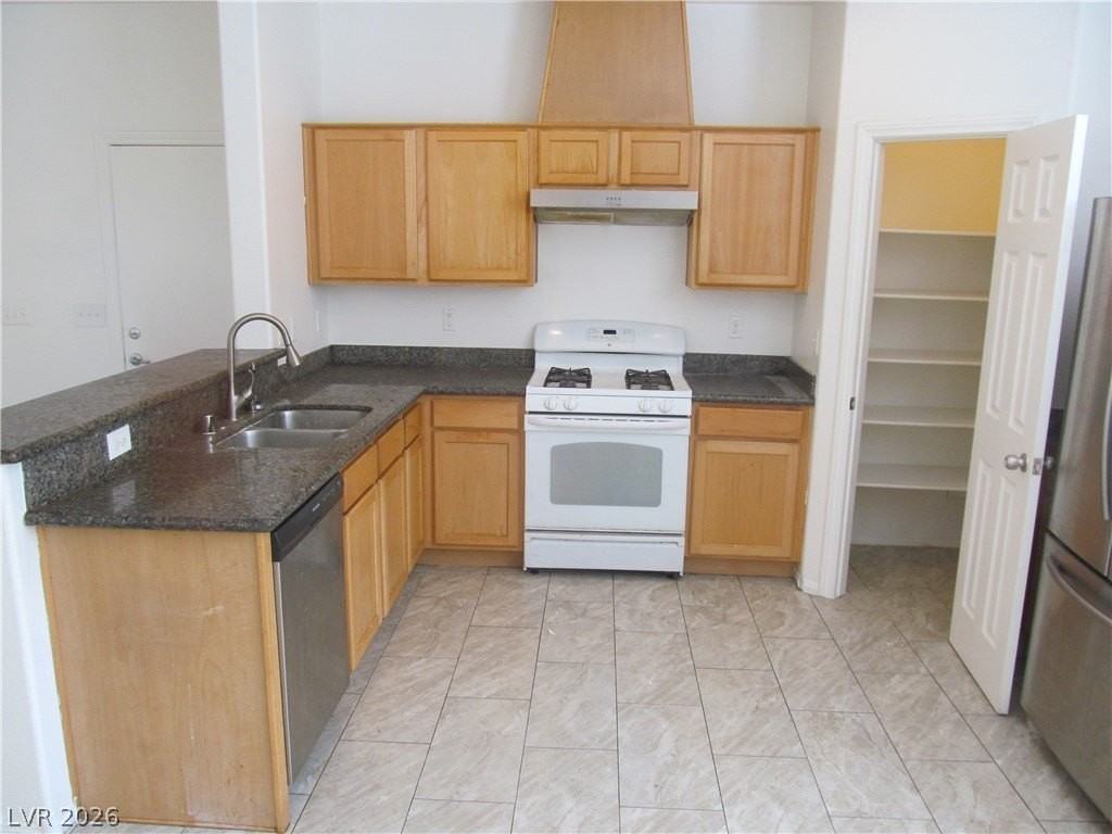 7471 Nicklin St - Photo 5 of 26