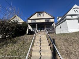 featured image of 945 Woodlawn St