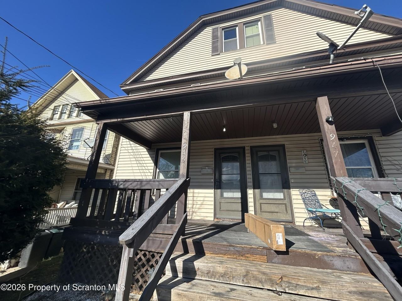 945 Woodlawn St - Photo 2 of 9