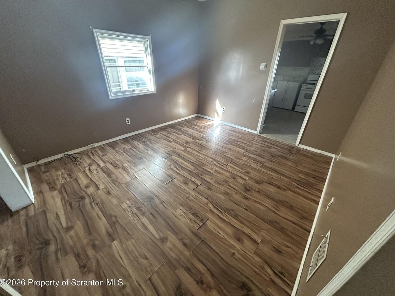 945 Woodlawn St - Photo 3 of 9