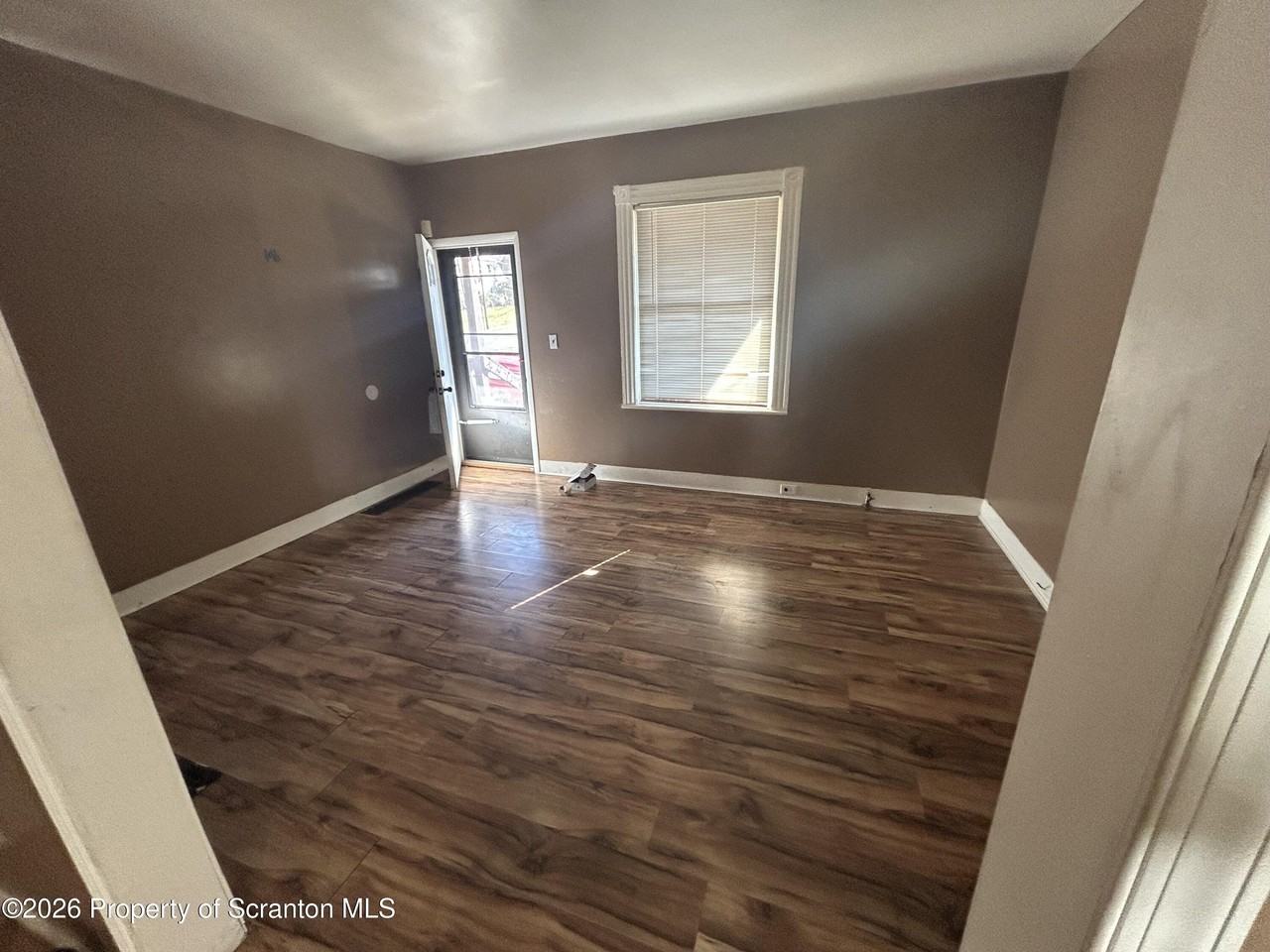 945 Woodlawn St - Photo 4 of 9