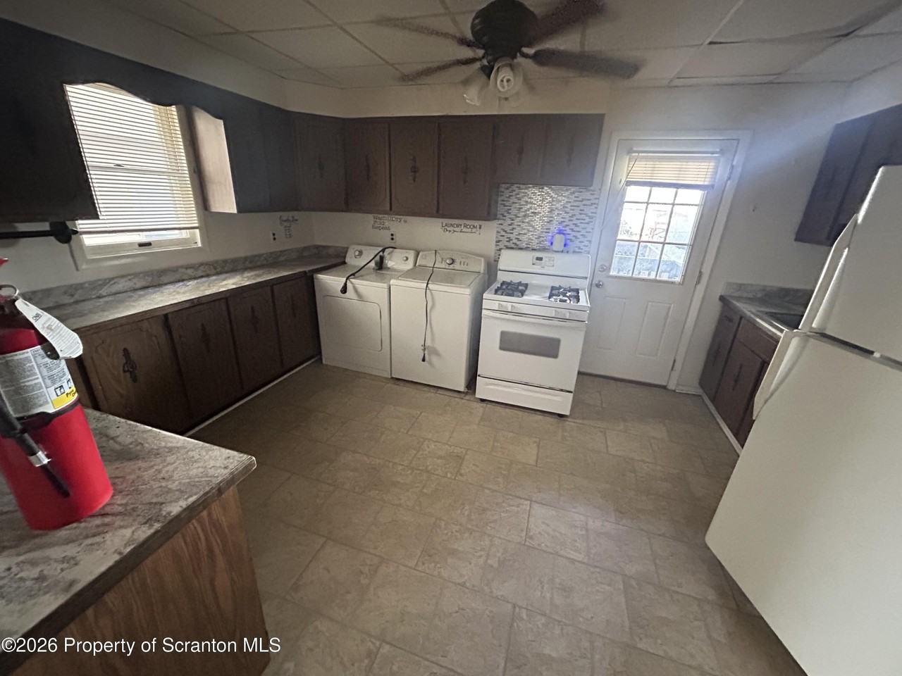 945 Woodlawn St - Photo 5 of 9