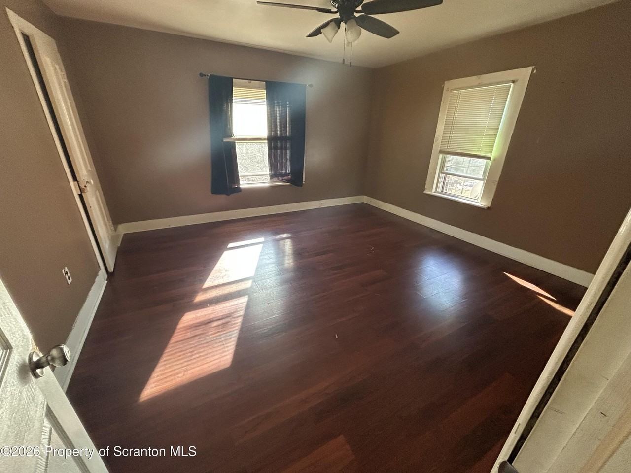 945 Woodlawn St - Photo 6 of 9