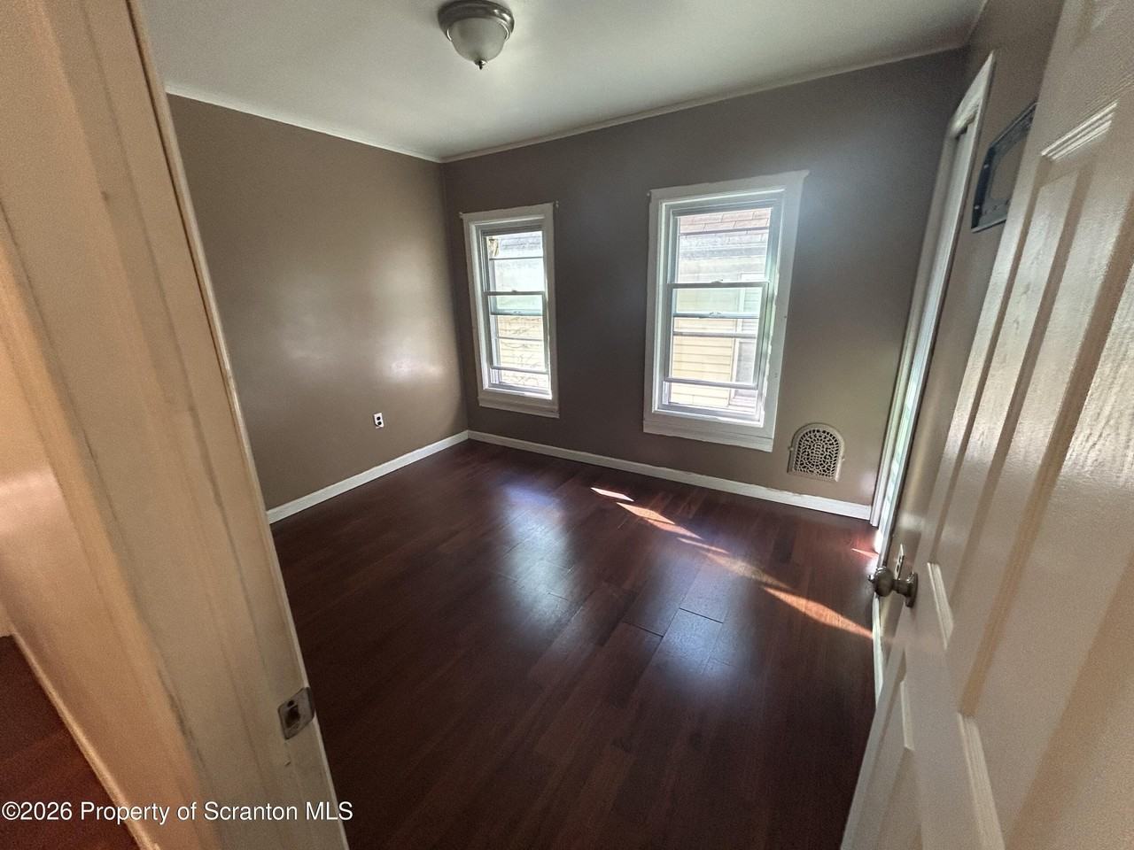 945 Woodlawn St - Photo 7 of 9