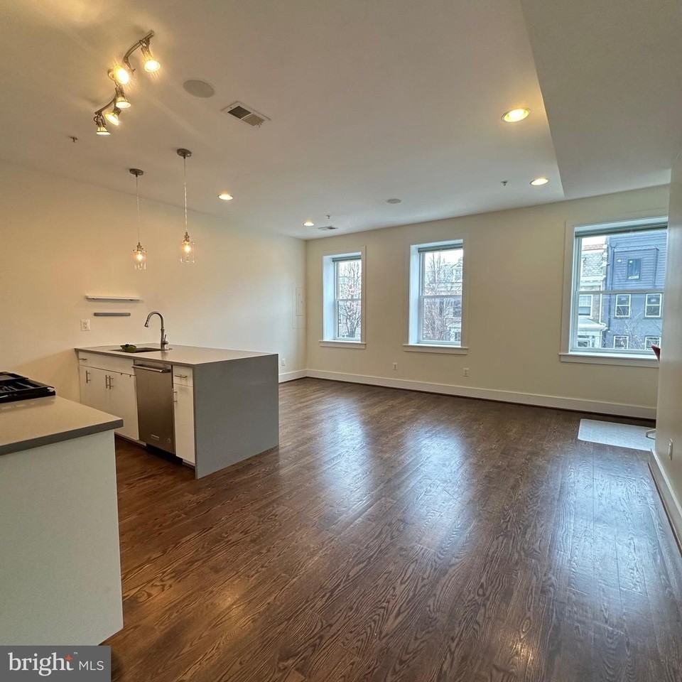 1478 Harvard St Nw - Photo 3 of 34