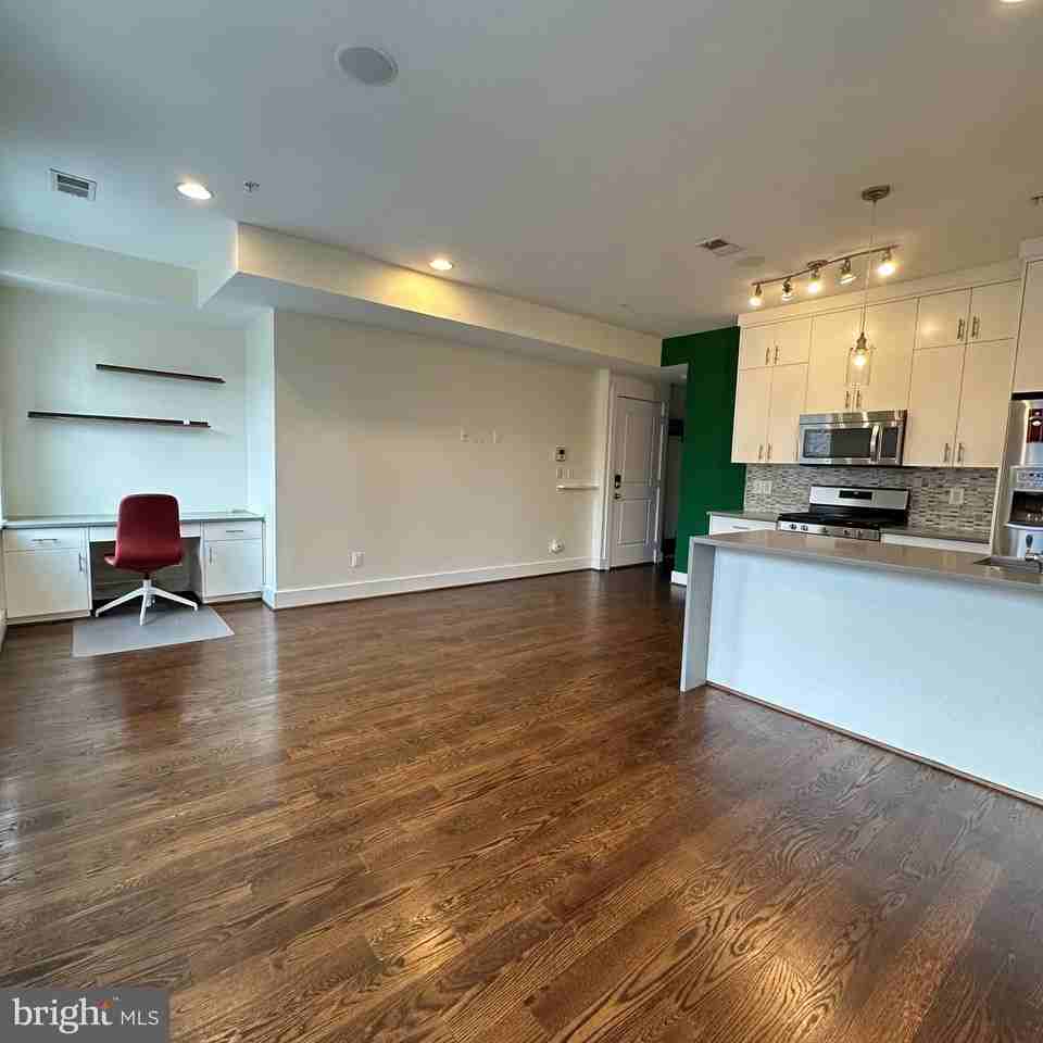 1478 Harvard St Nw - Photo 4 of 34