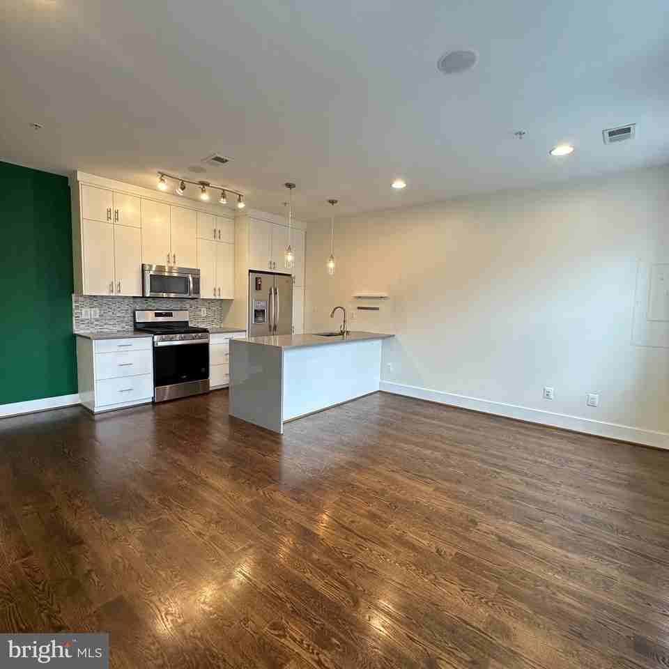 1478 Harvard St Nw - Photo 5 of 34