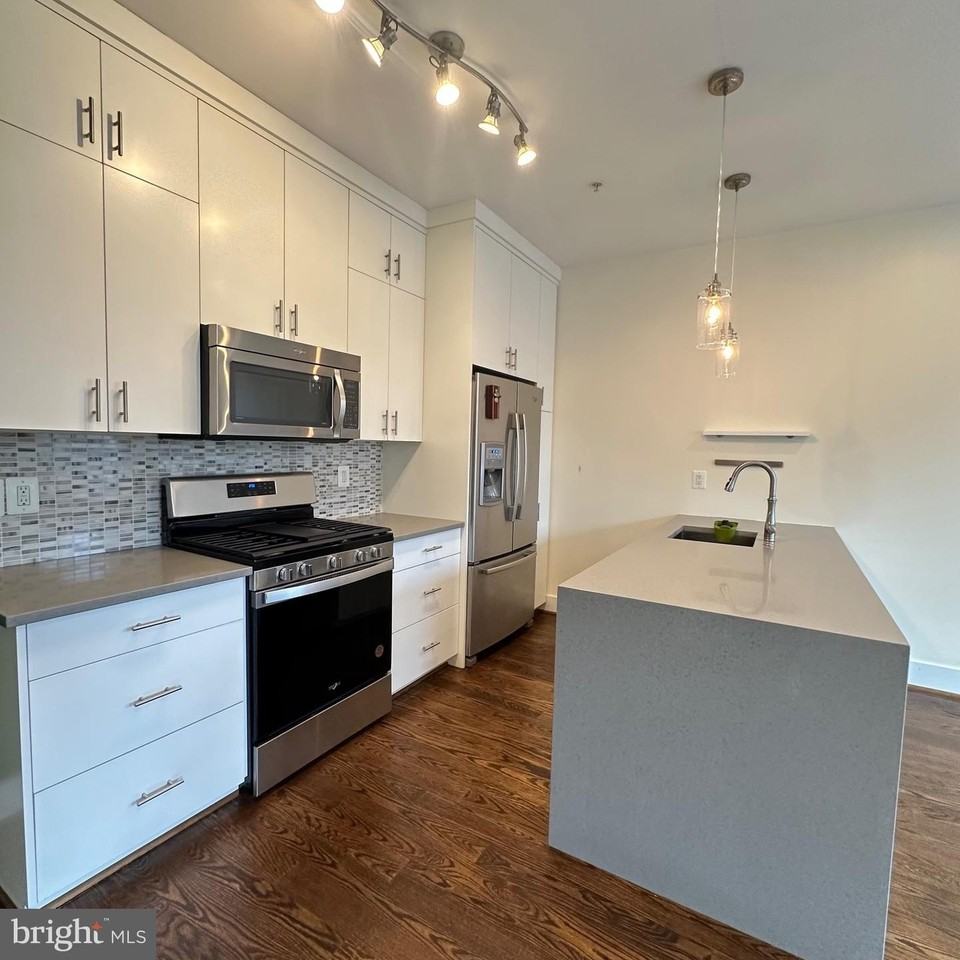 1478 Harvard St Nw - Photo 6 of 34