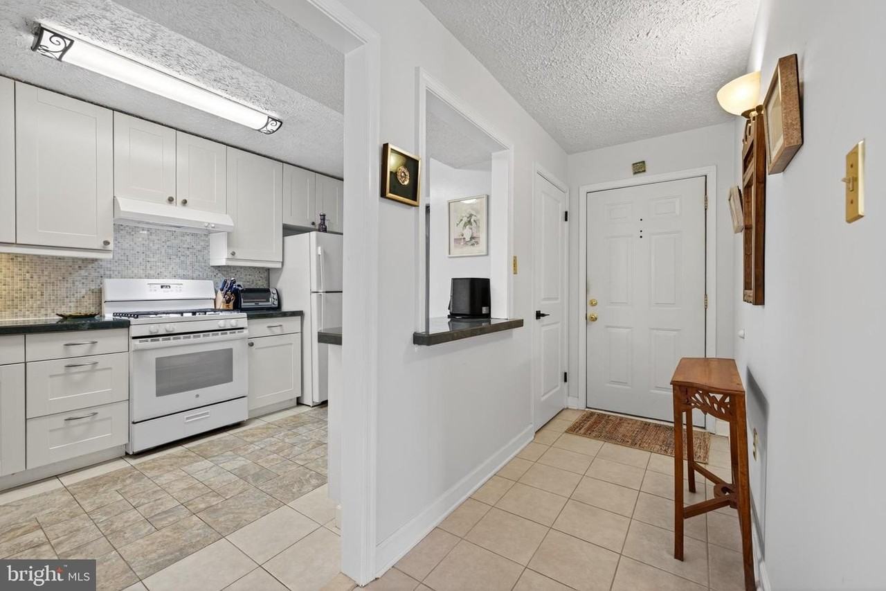 910 Windbrooke Dr - Photo 3 of 20