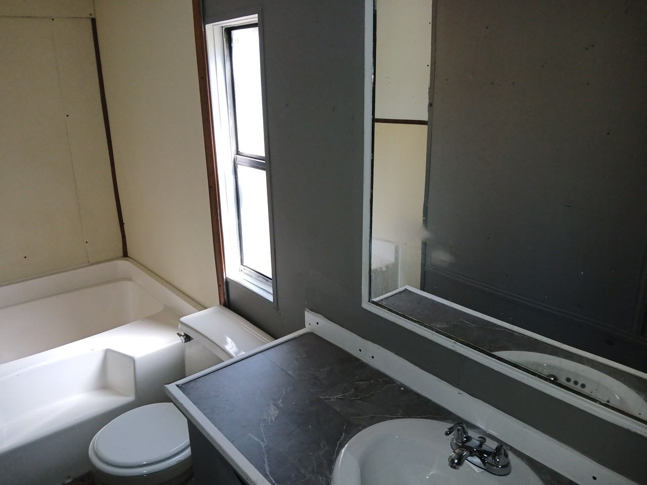 1038 Viking Ct - Photo 7 of 10