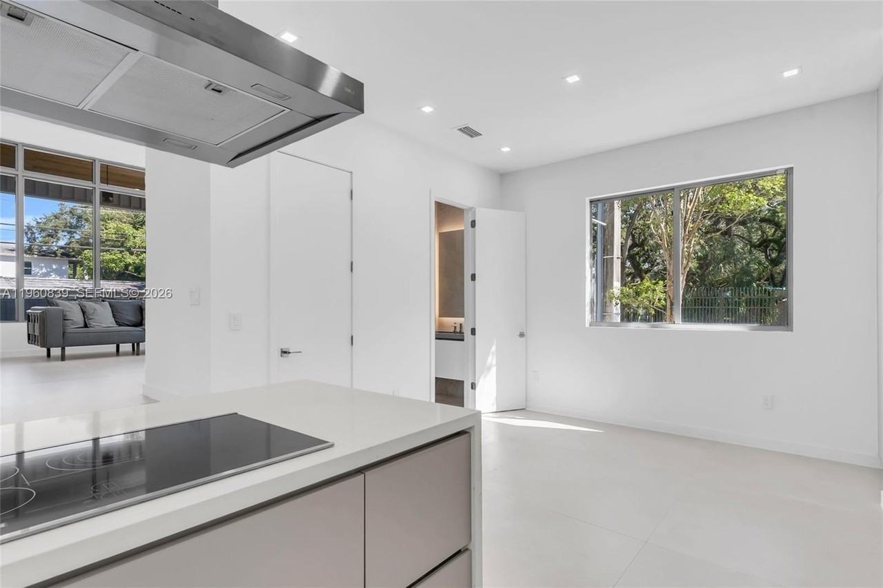 3204 Plaza St - Photo 2 of 26